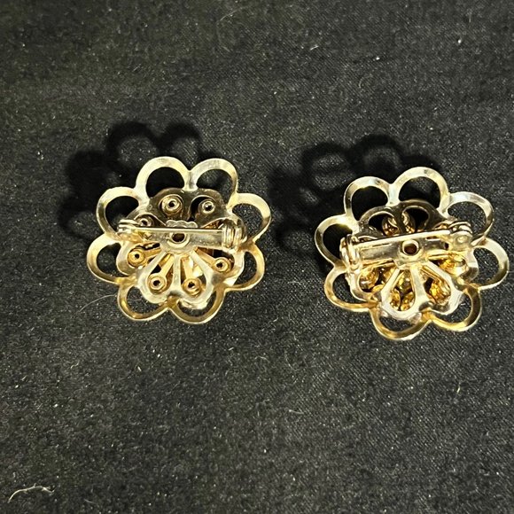 Vintage Pair Of Gold Tone Aurora Borealis Rhinestone Flower Brooches (3409) - Picture 6 of 9